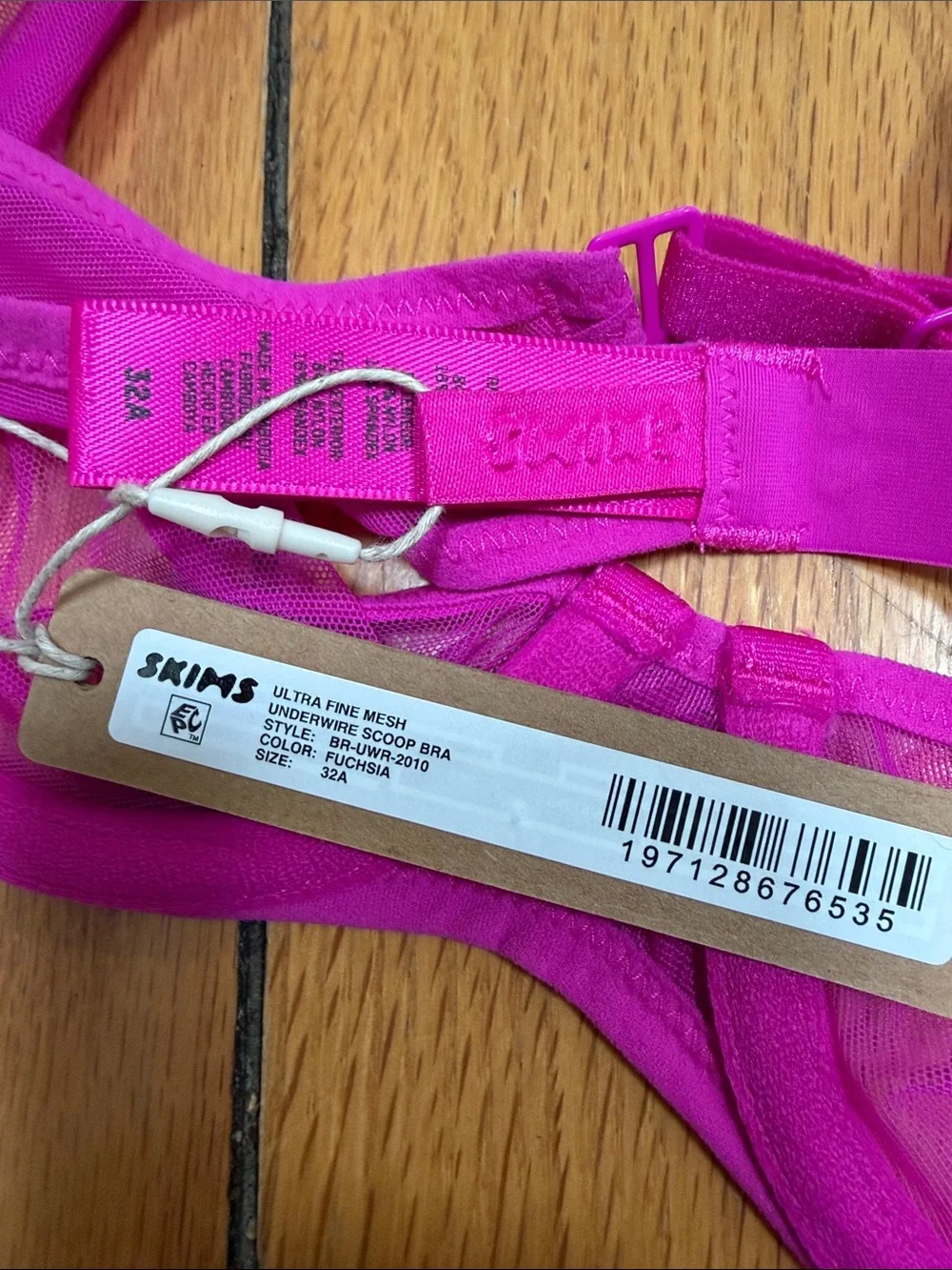 SKIMS Smooth Underwire Bra in Bright Pink - Picture 6 of 6